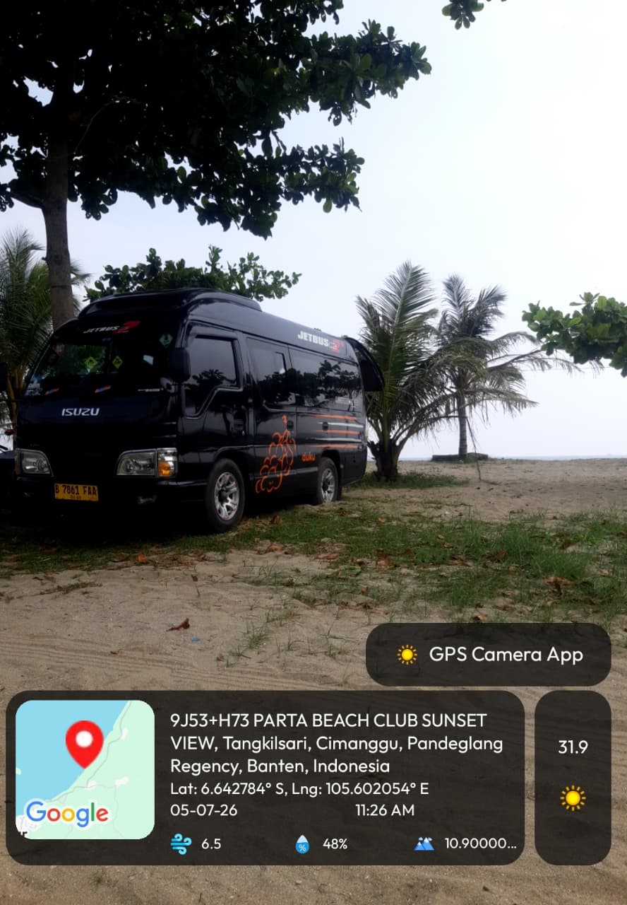 Armada Isuzu Elf tiba di Pantai Tanjung Lesung bersama rombongan dari Bitung, Kabupaten Tangerang.