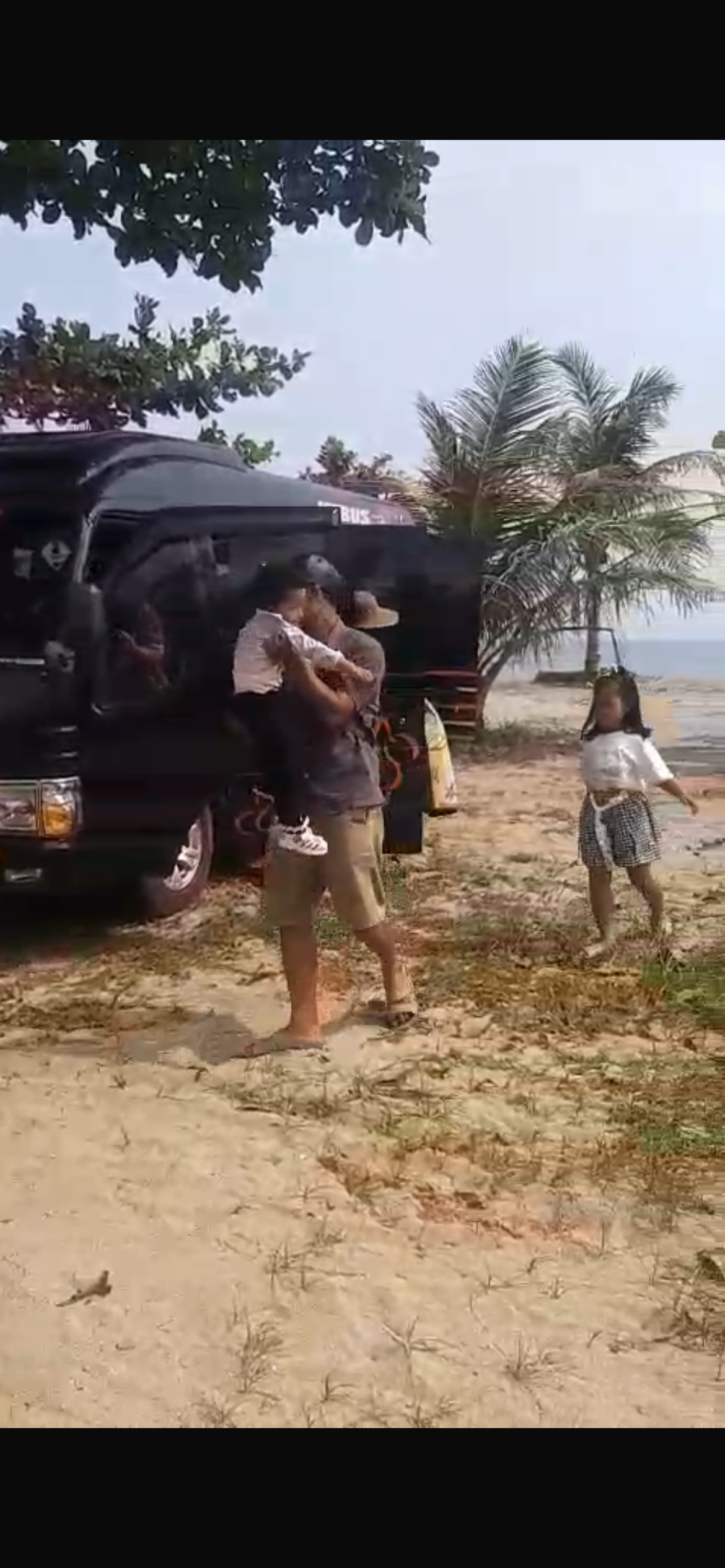 Armada Isuzu Elf tiba di Pantai Tanjung Lesung bersama rombongan dari Bitung, Kabupaten Tangerang.