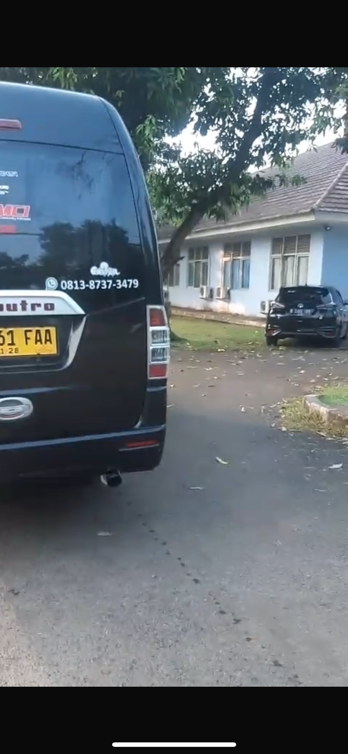 Armada Isuzu Elf tiba di lokasi Komplek GARUDA TNI AU, mengantarkan rombongan dari Halim Perdana Kusuma, Jakarta Timur.