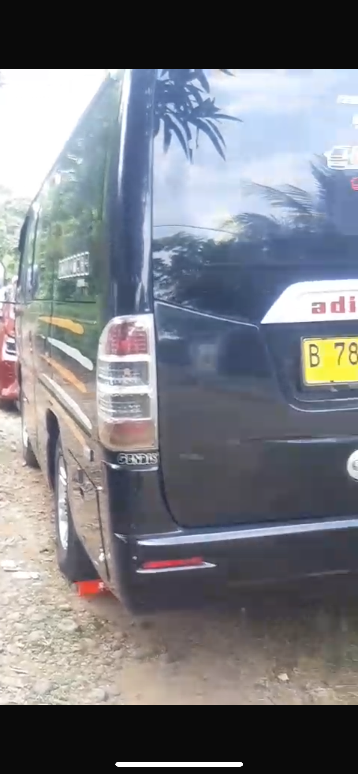 Armada Isuzu Elf tiba di lokasi acara pernikahan di Cipunagara, Kabupaten Subang, mengantarkan rombongan dari Halim Perdana Kusuma, Jakarta Timur.